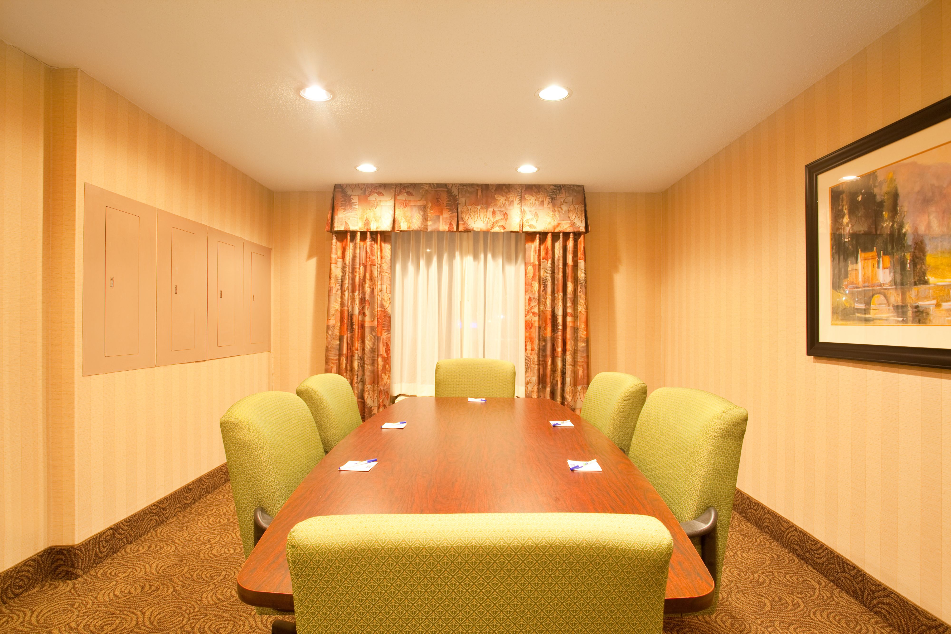 holiday-inn-express-and-suites-bourbonnais-4281714270-original.jpg