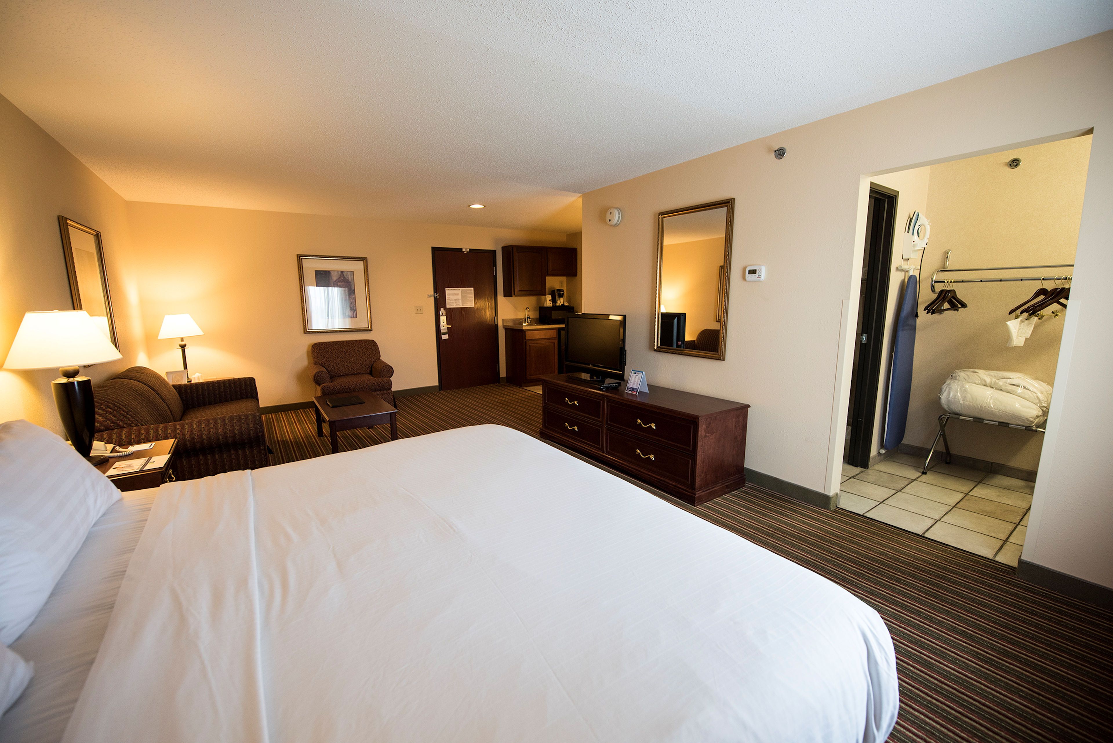 holiday-inn-express-and-suites-bourbonnais-5029190929-original.jpg