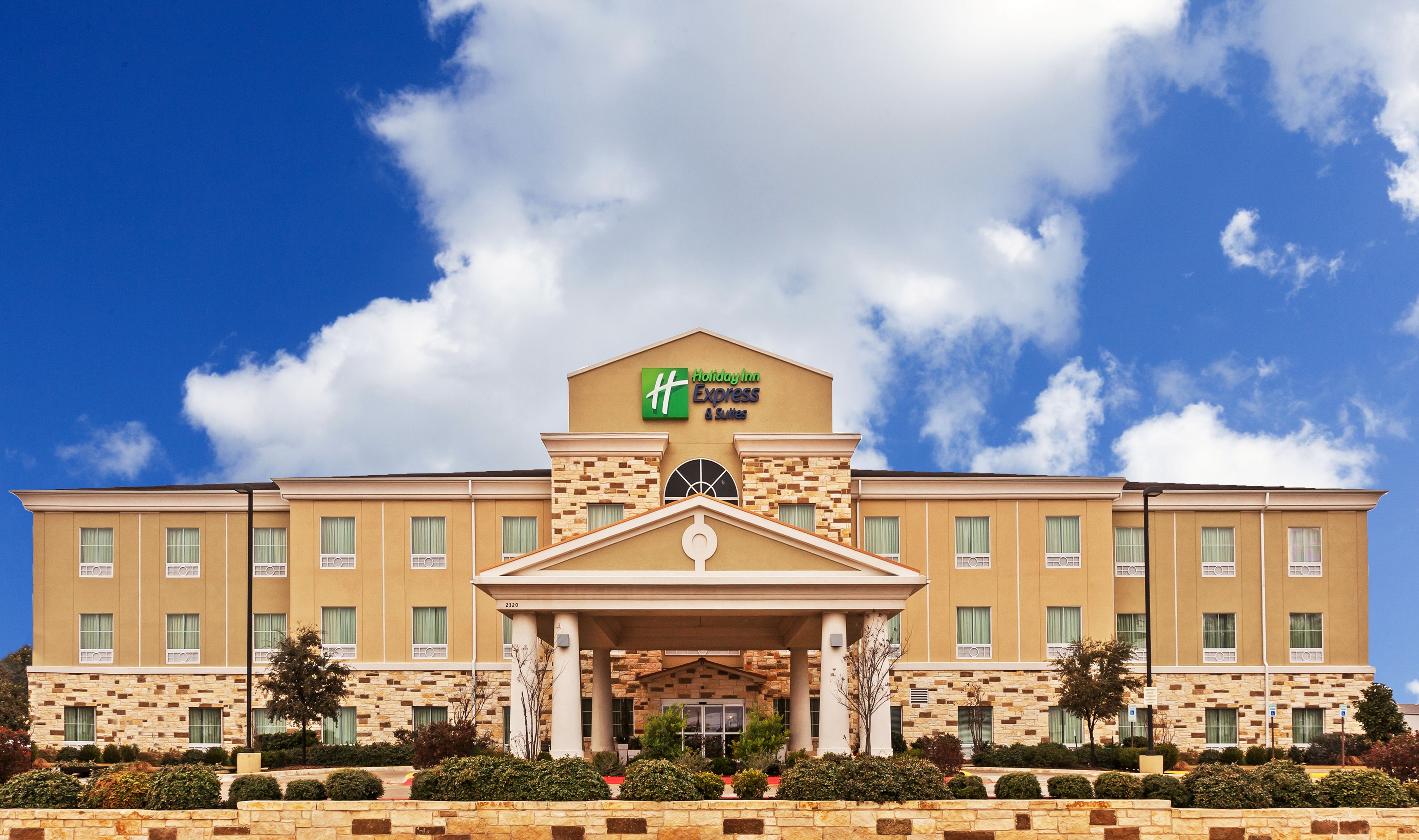 holiday-inn-express-and-suites-brady-3927675926-original.jpg