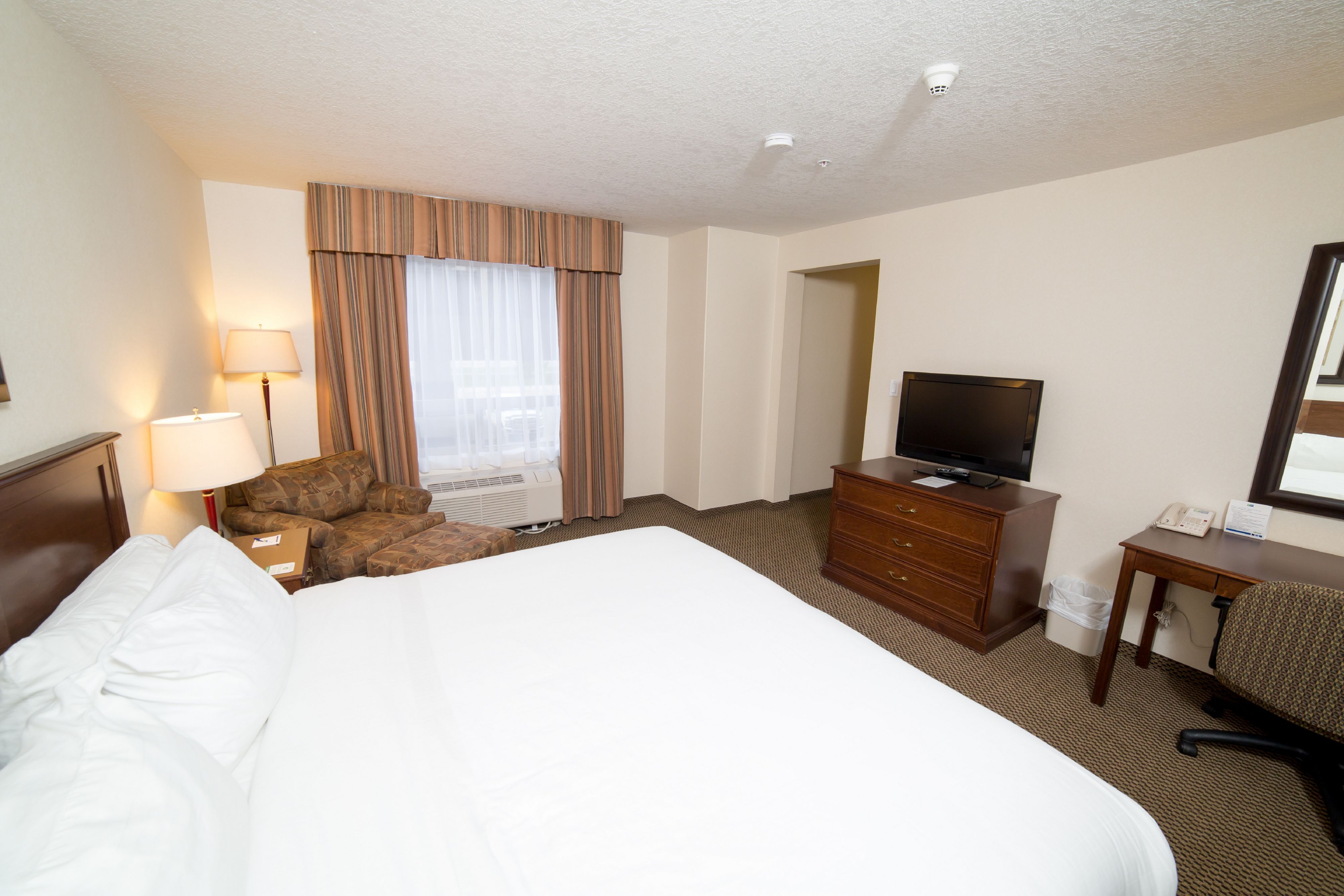 holiday-inn-express-and-suites-drayton-valley-4466339623-original.jpg