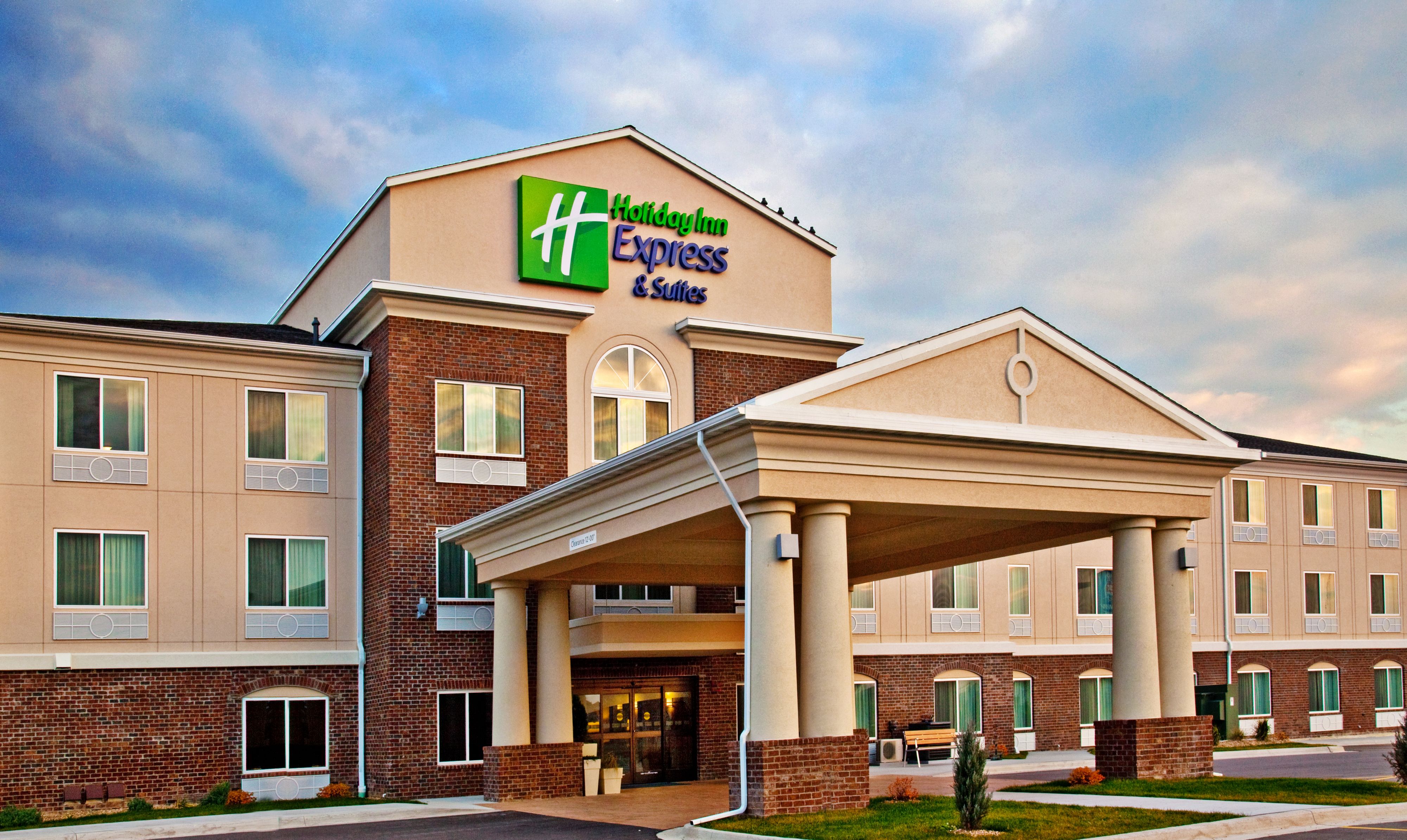 holiday-inn-express-and-suites-dubuque-2532640703-original.jpg