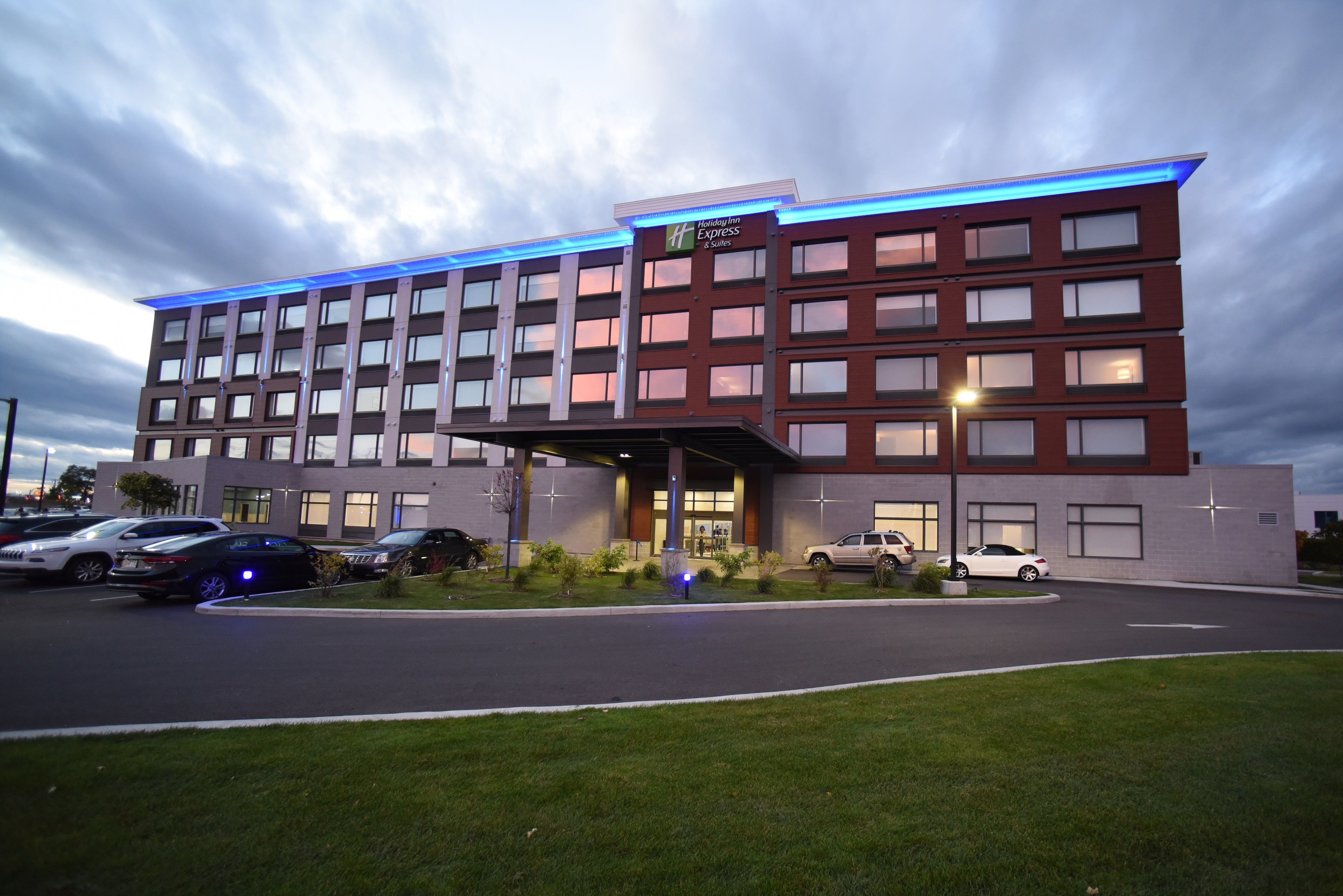 holiday-inn-express-and-suites-gatineau-5388638456-original.jpg