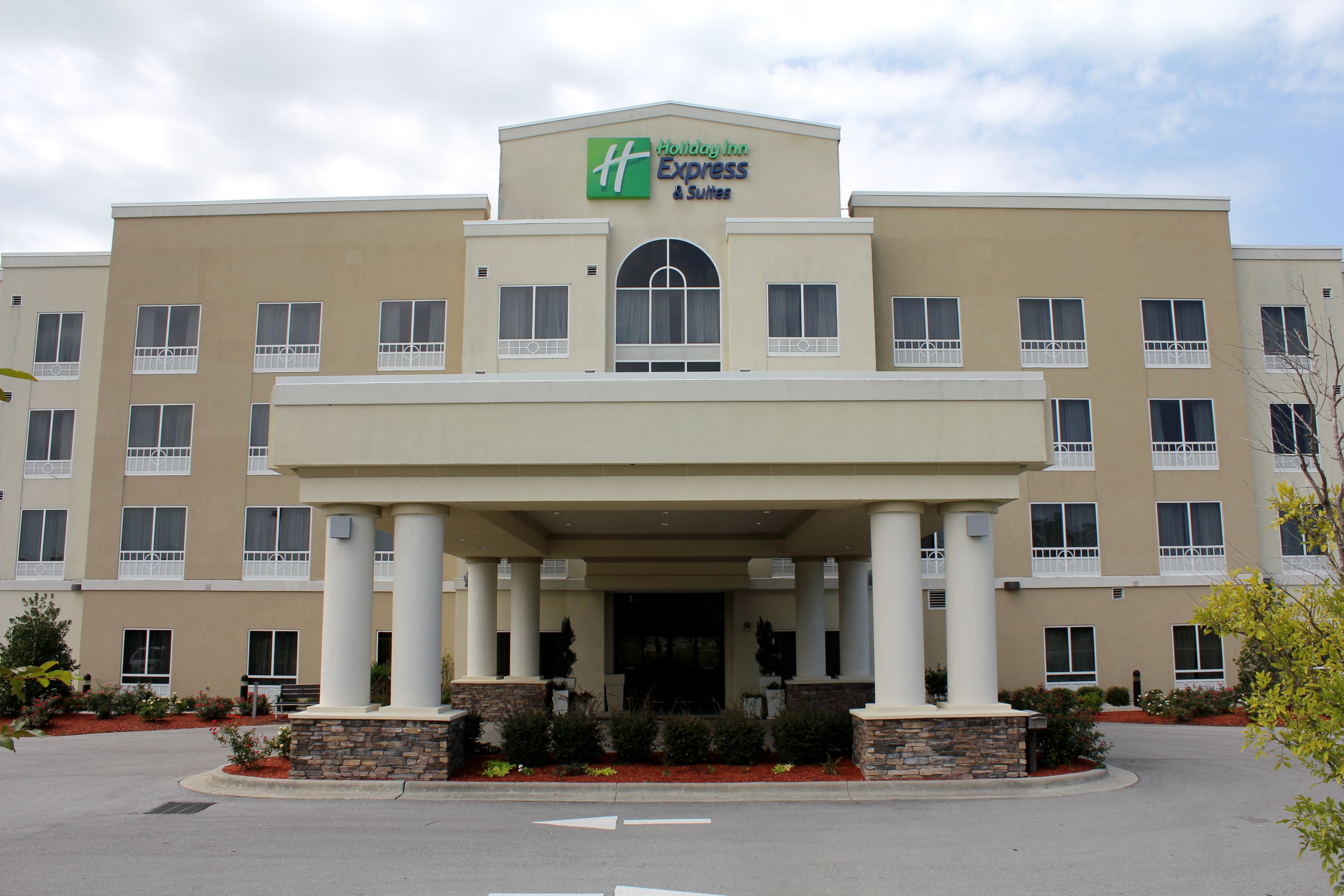 holiday-inn-express-and-suites-havelock-4649606639-original.jpg