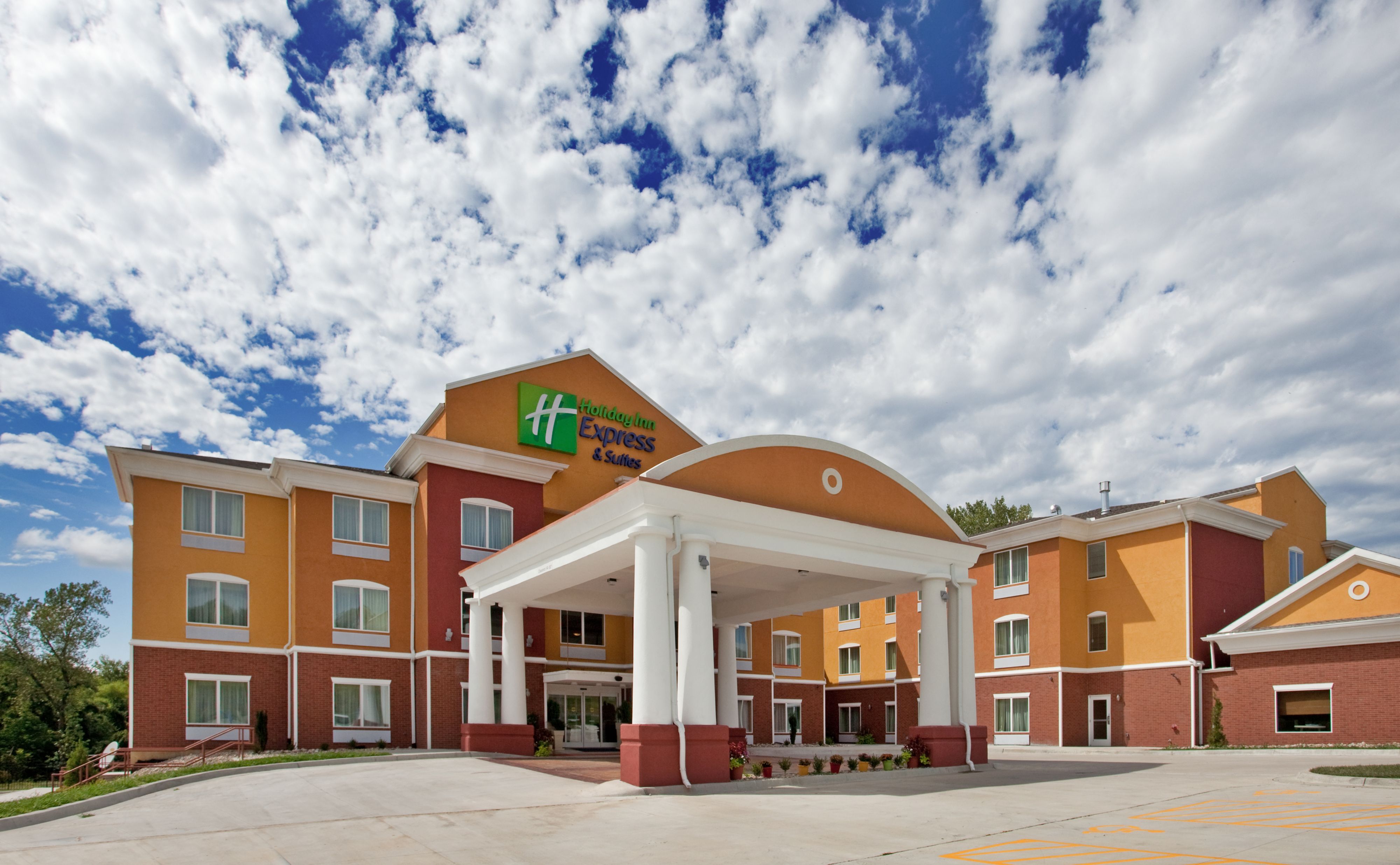 holiday-inn-express-and-suites-kansas-city-4185012457-original.jpg