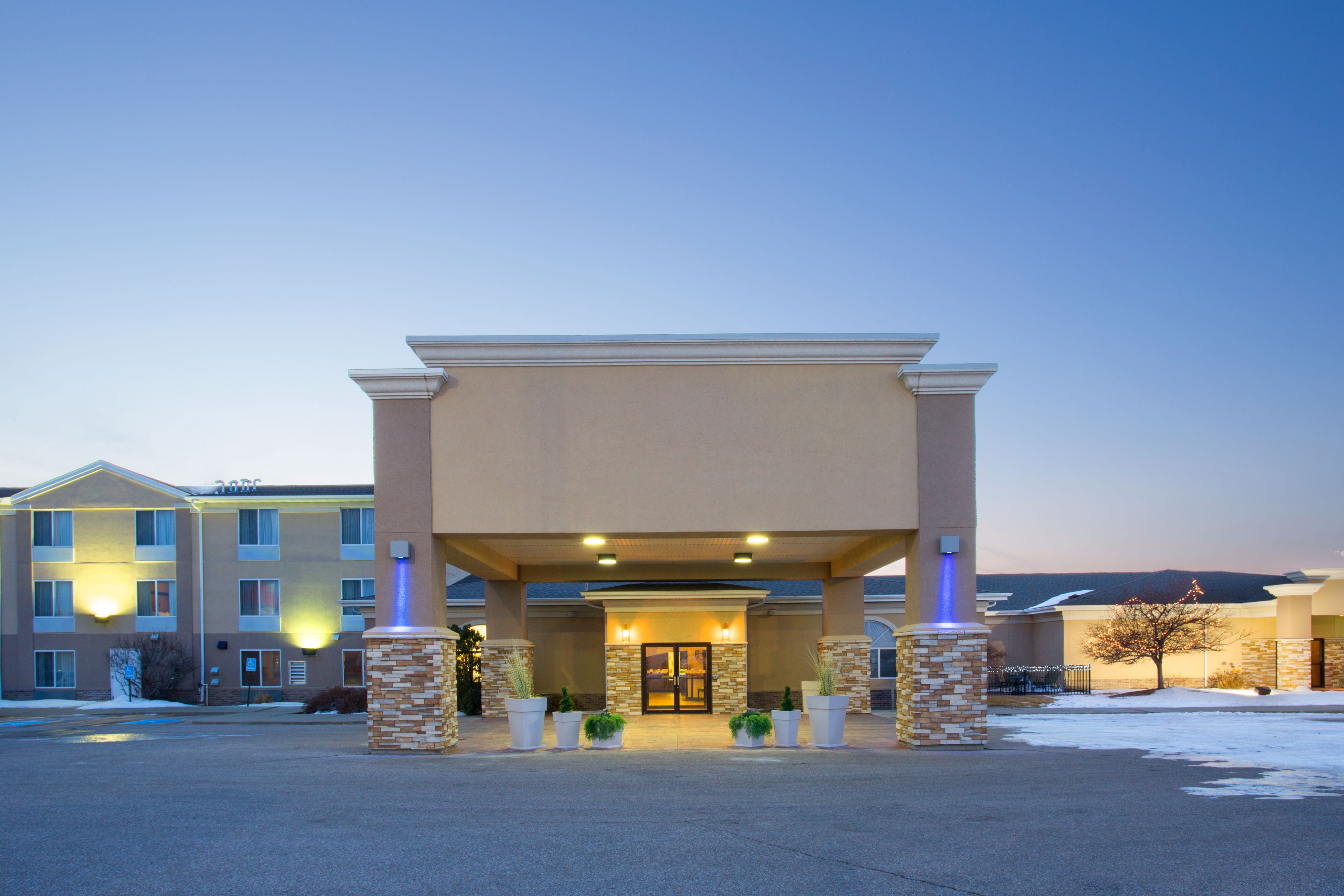 holiday-inn-express-and-suites-lexington-4112398223-original.jpg