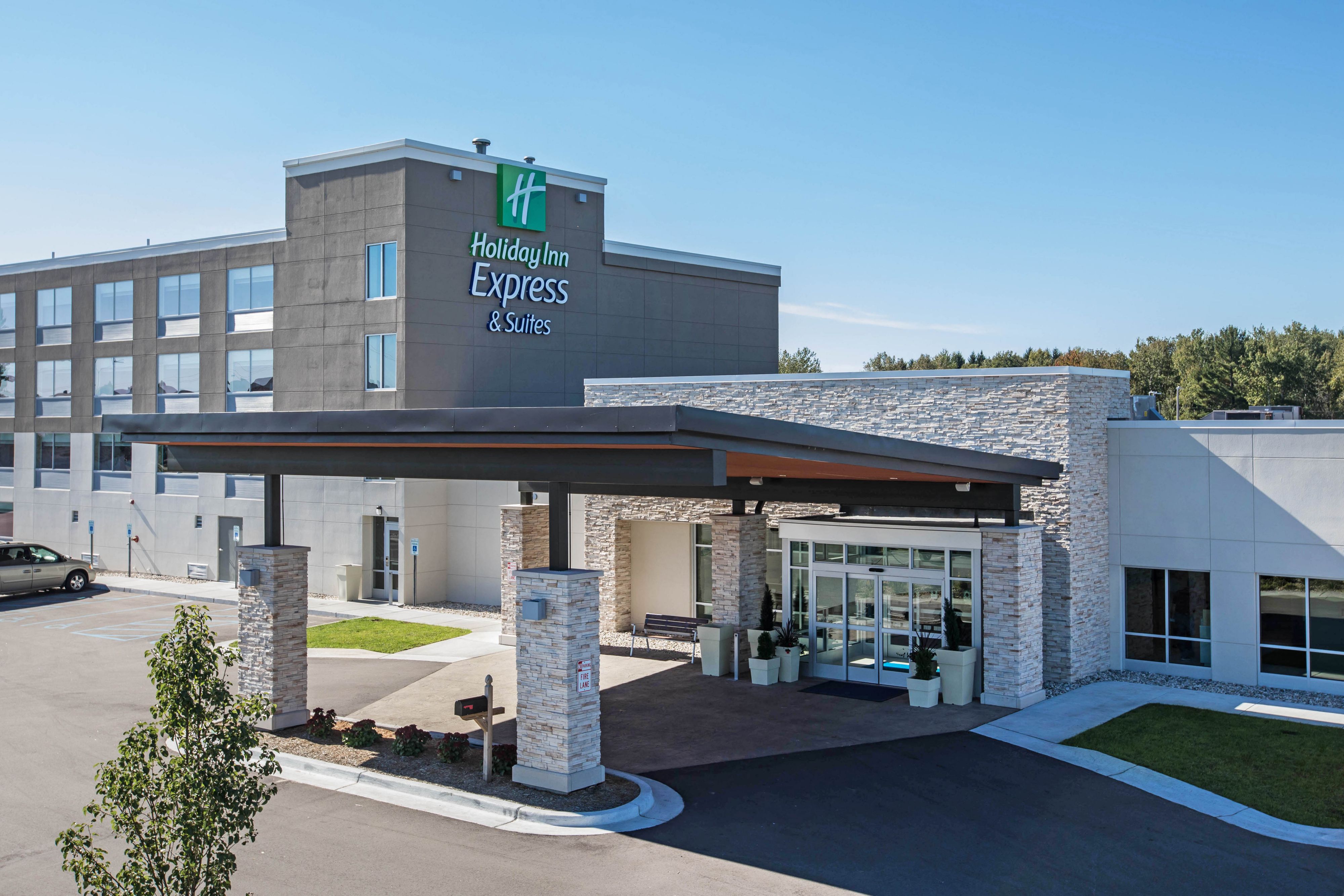 holiday-inn-express-and-suites-ludington-4730363299-original.jpg