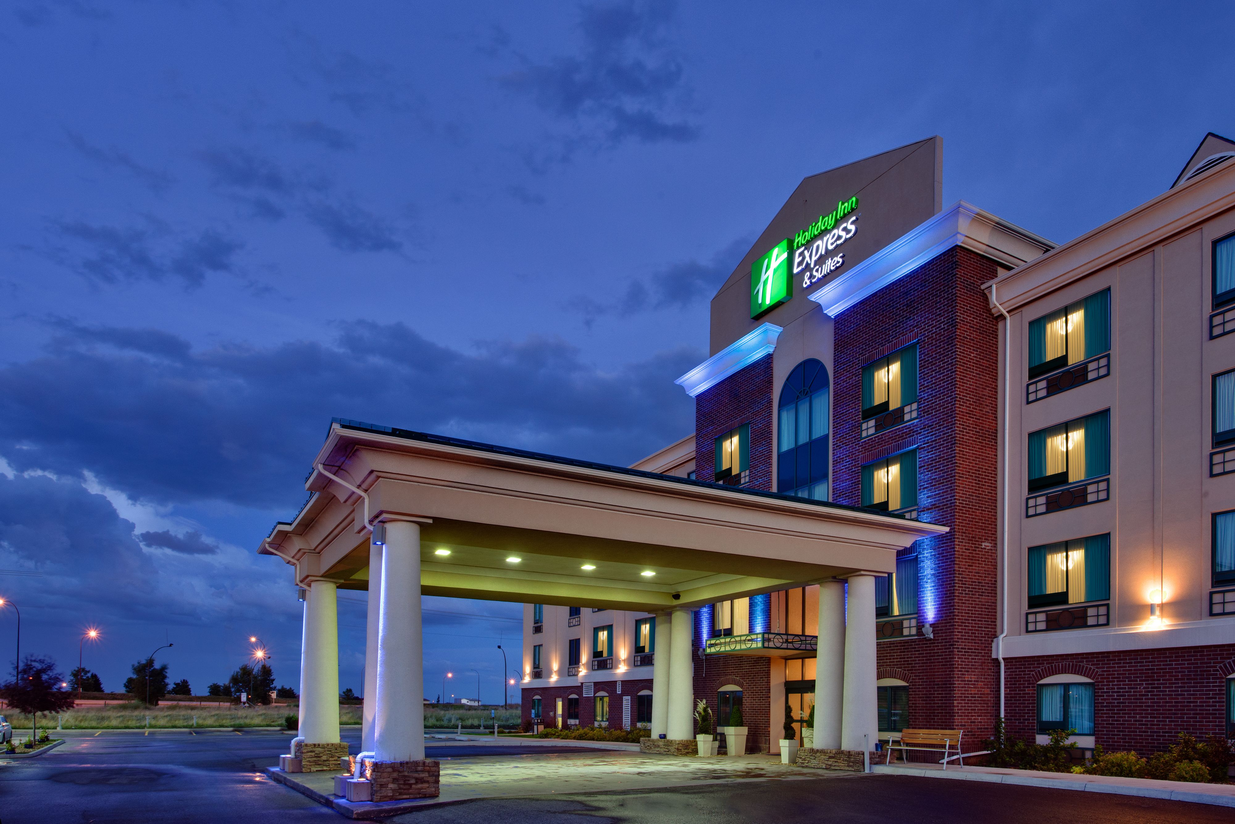 holiday-inn-express-and-suites-medicine-hat-4325853691-original.jpg