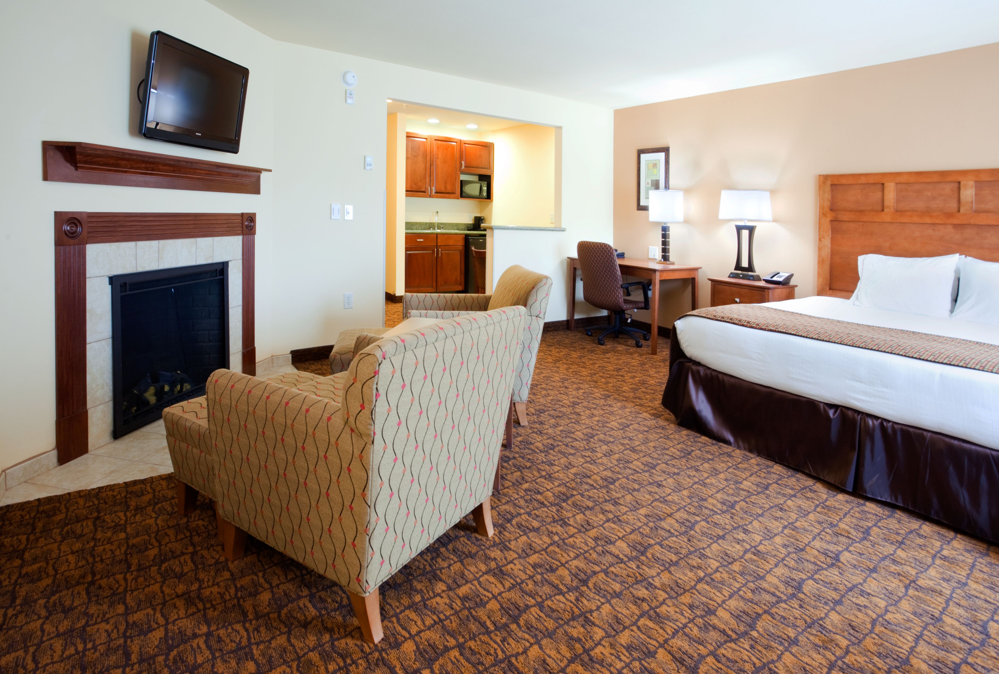 holiday-inn-express-and-suites-mount-airy-2533185518-original.jpg