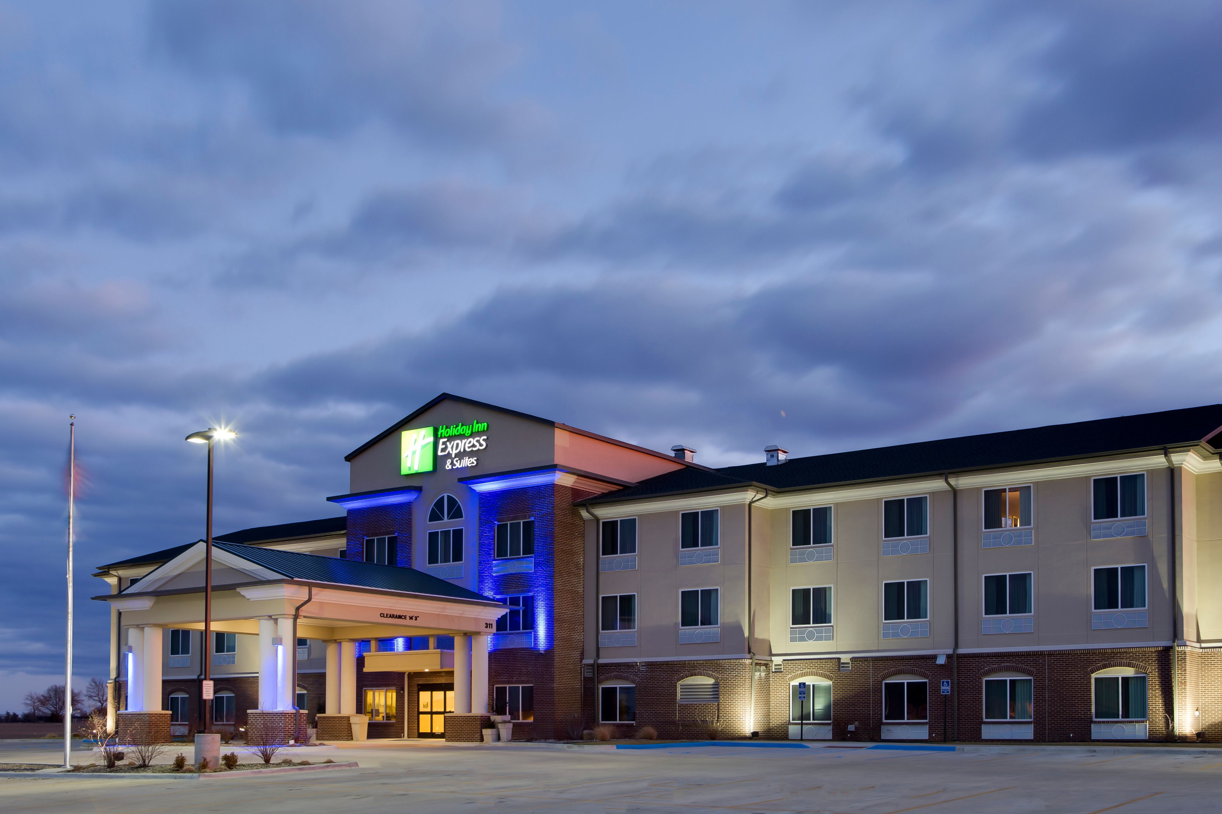 holiday-inn-express-and-suites-nevada-4943843650-original.jpg