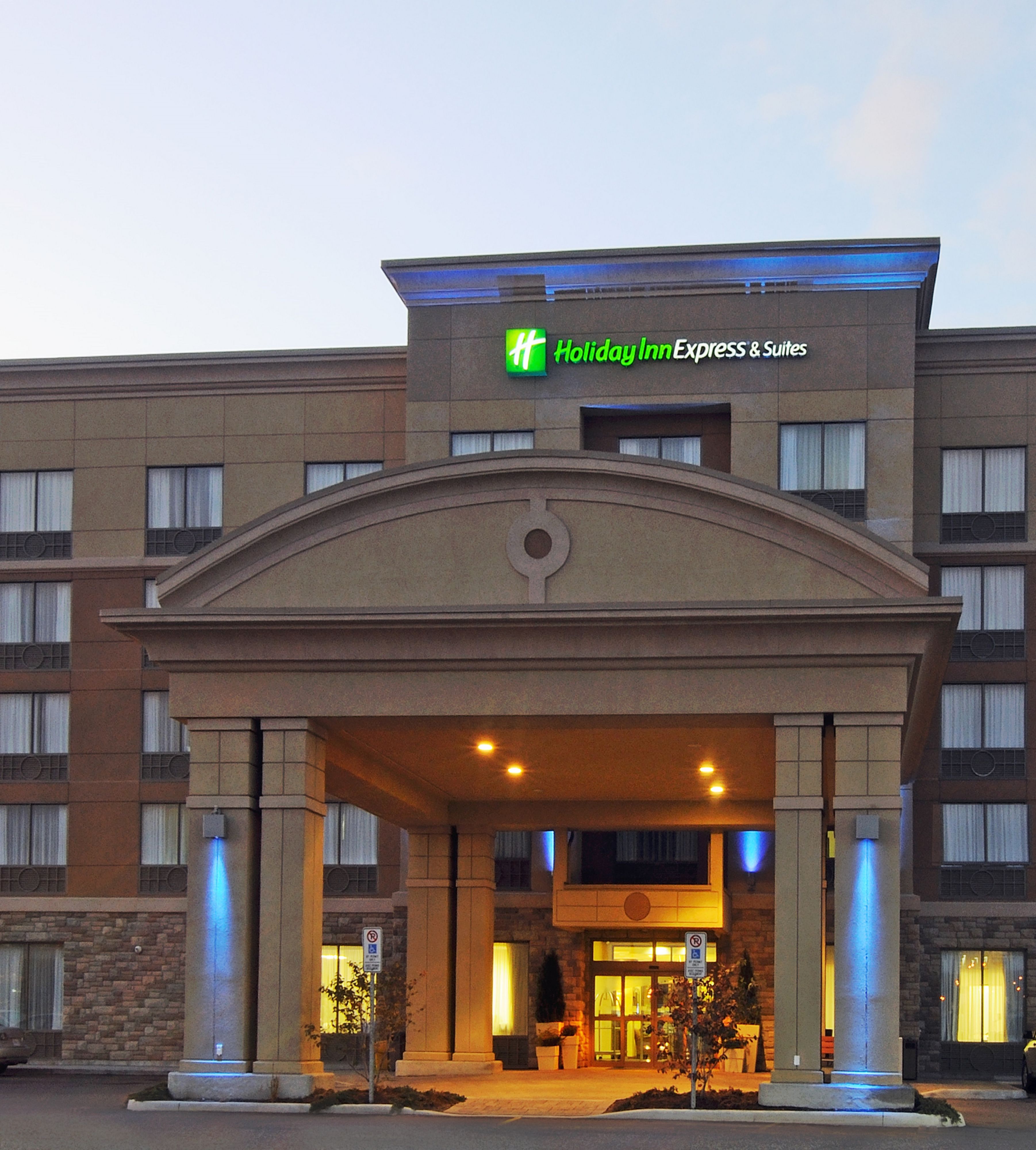 holiday-inn-express-and-suites-north-bay-4299360780-original.jpg