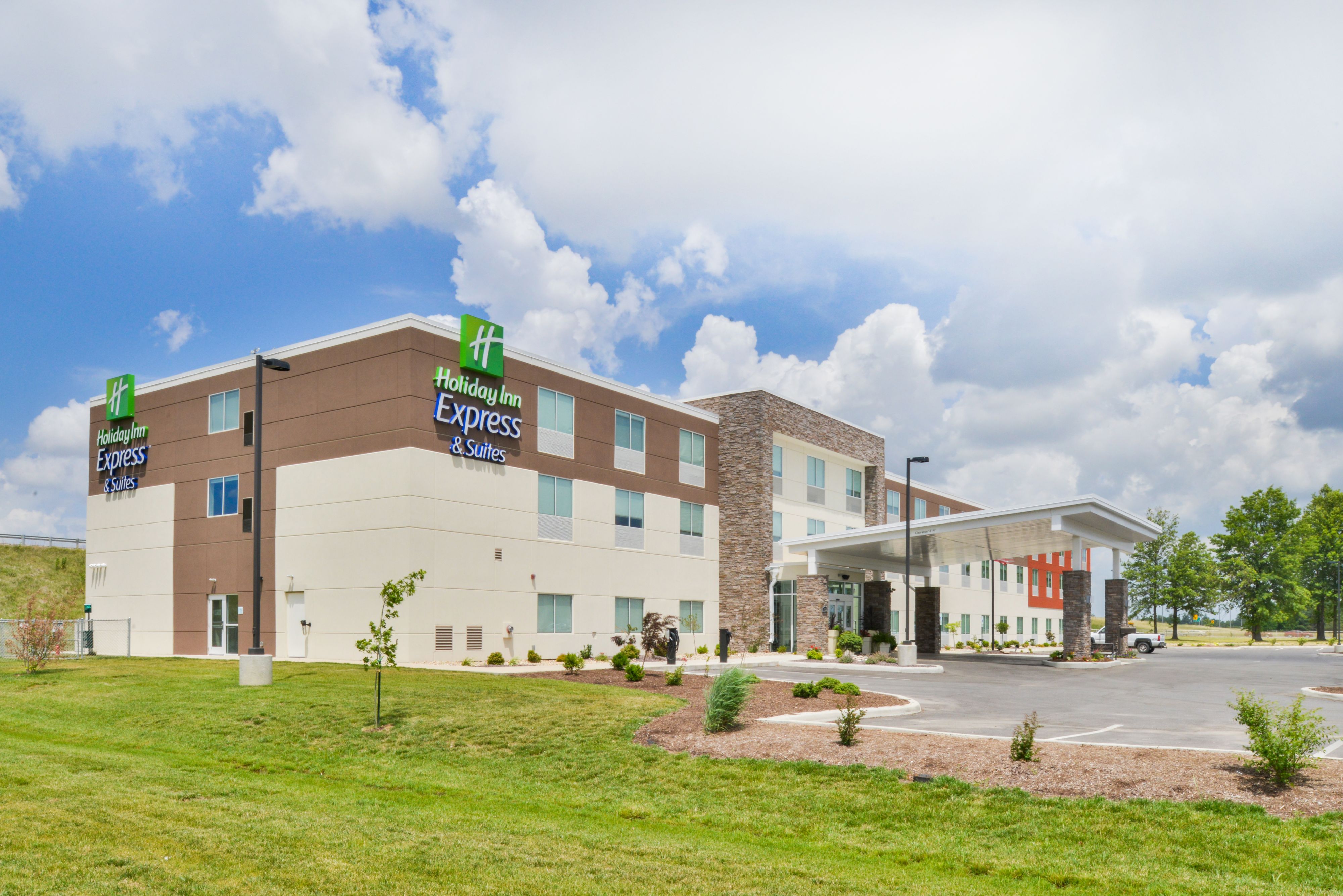 holiday-inn-express-and-suites-salem-5388663125-original.jpg