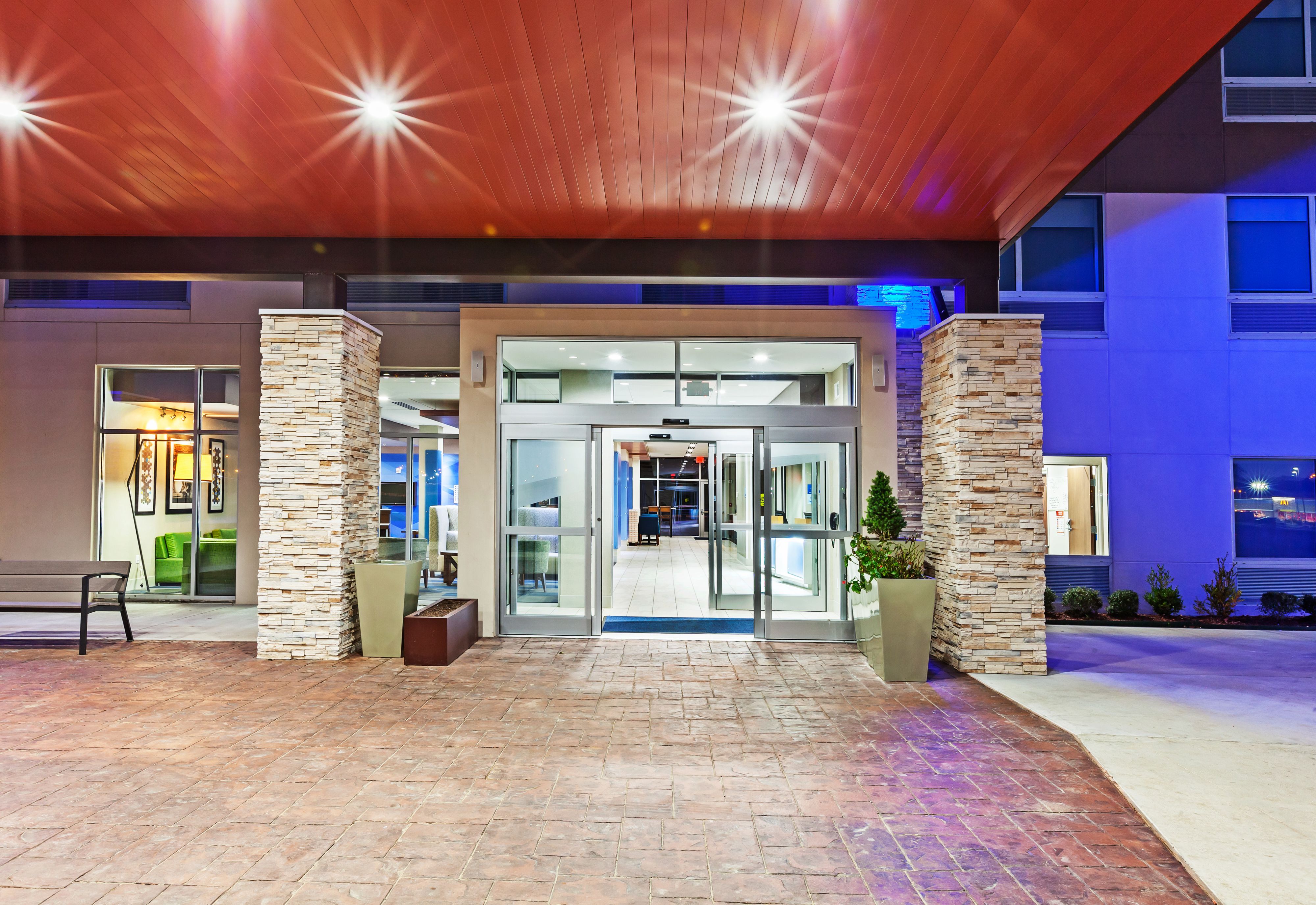 holiday-inn-express-and-suites-sand-springs-4260727591-original.jpg