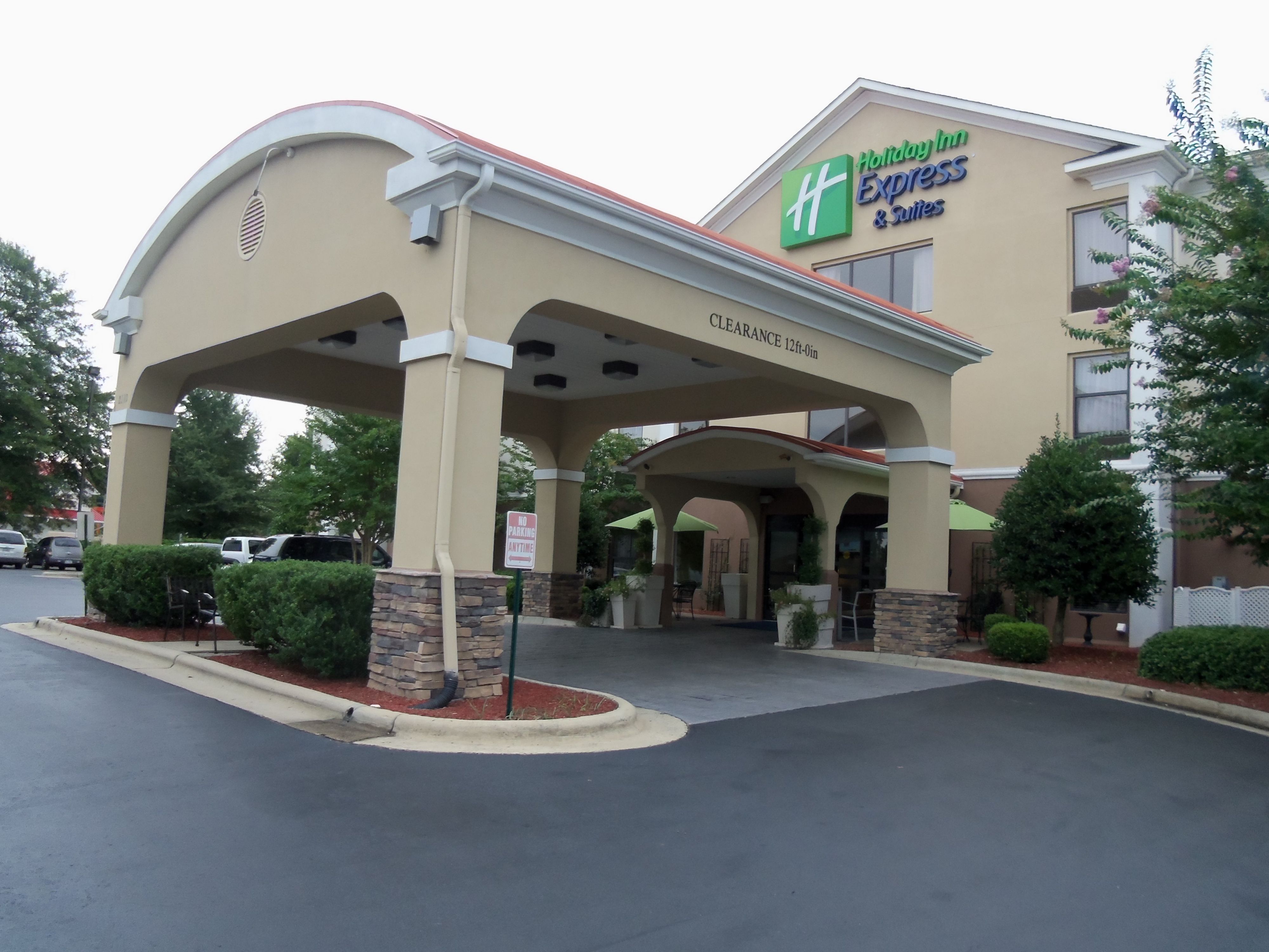 holiday-inn-express-and-suites-sanford-2532701071-original.jpg