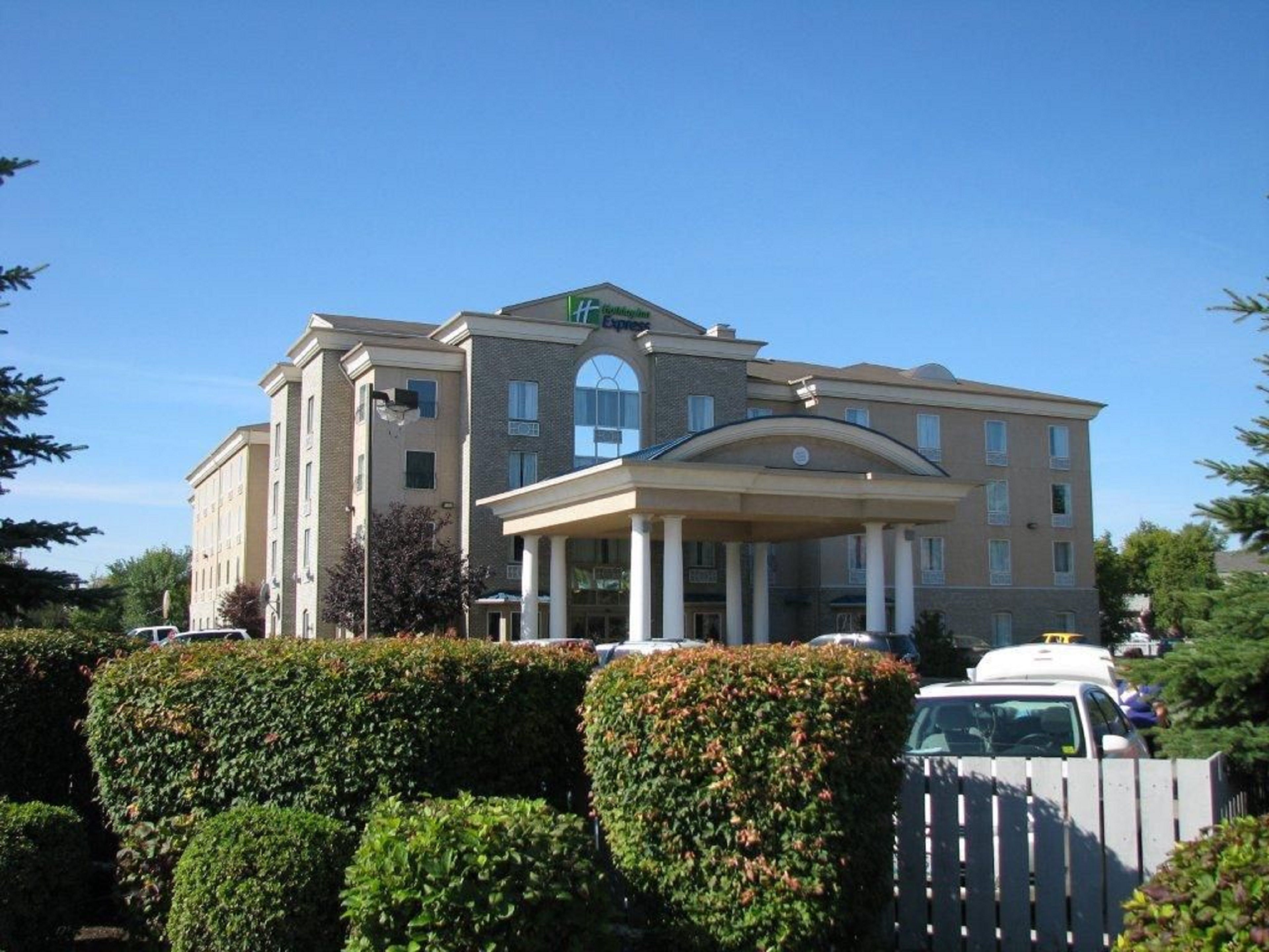 holiday-inn-express-and-suites-saskatoon-3527306604-original.jpg