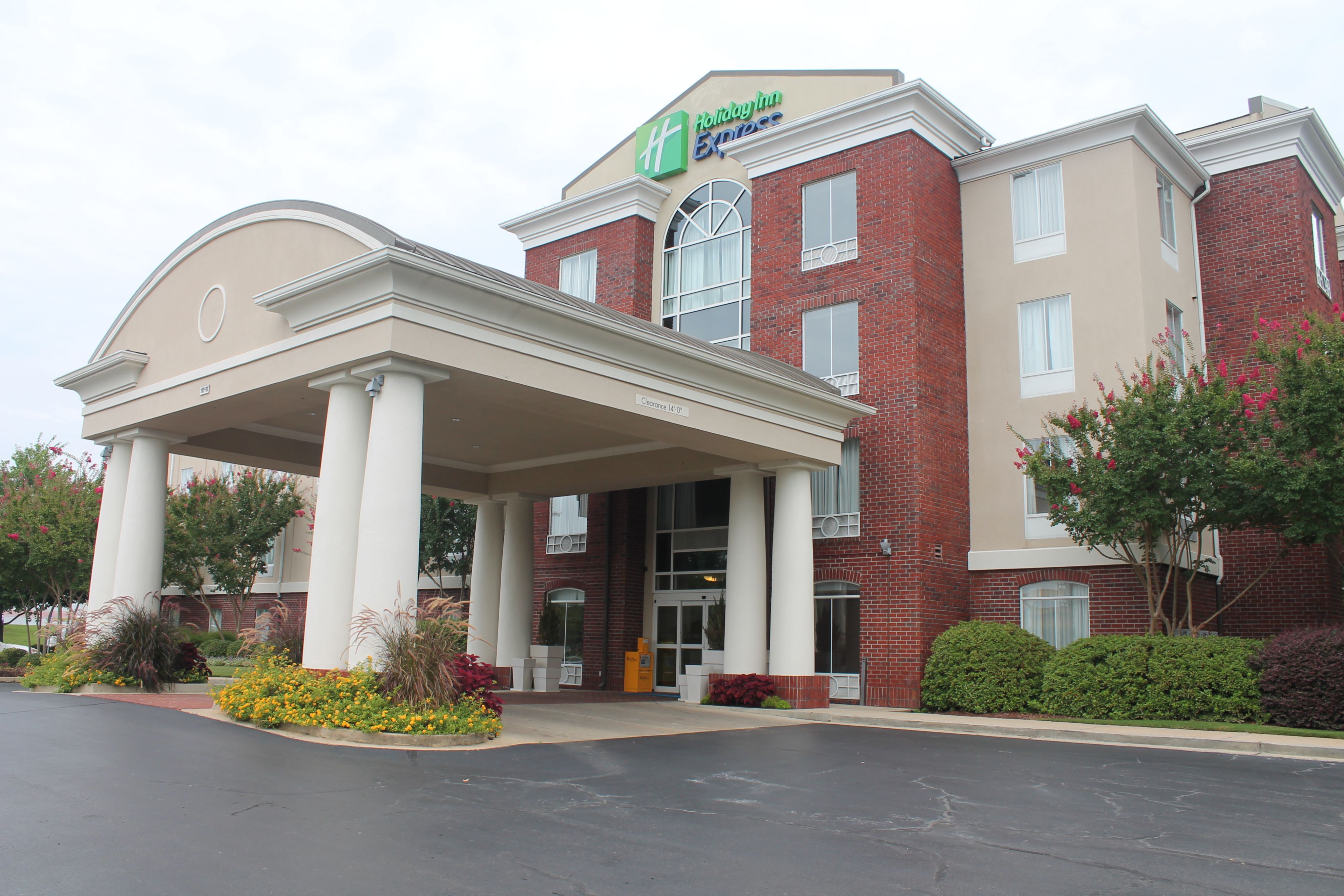 holiday-inn-express-and-suites-starkville-2532998145-original.jpg