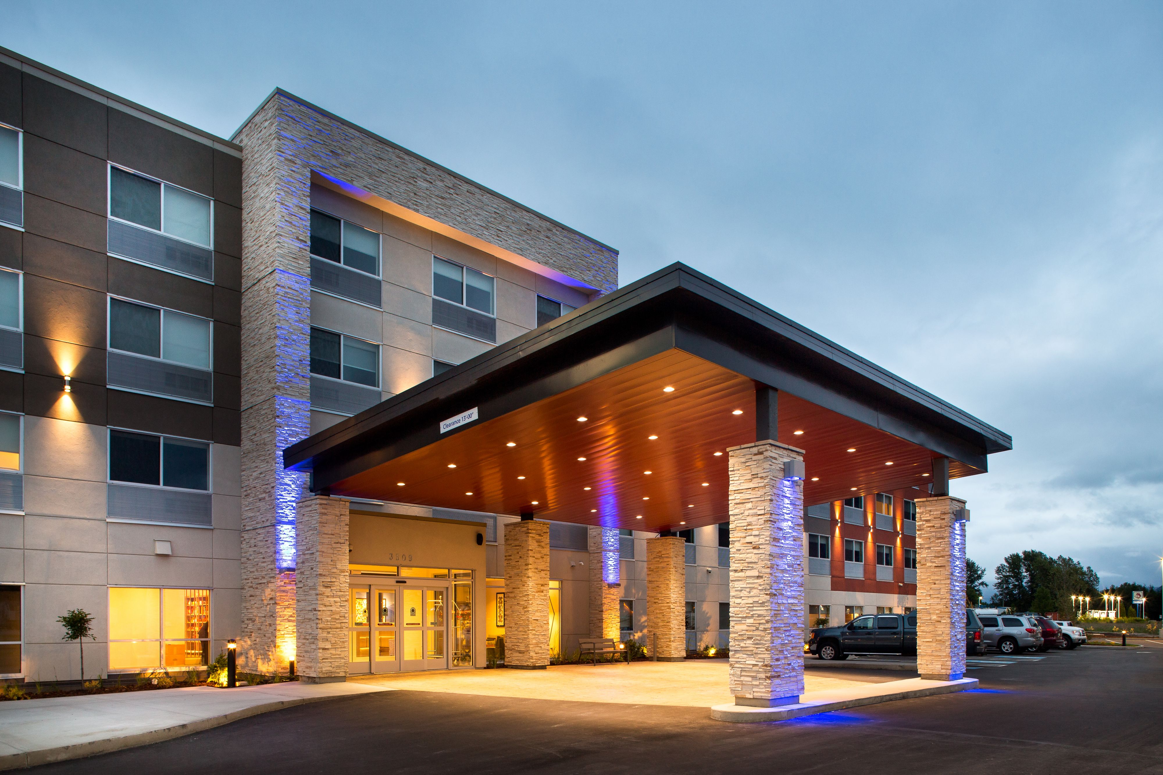 holiday-inn-express-and-suites-thornhill-4585814890-original.jpg