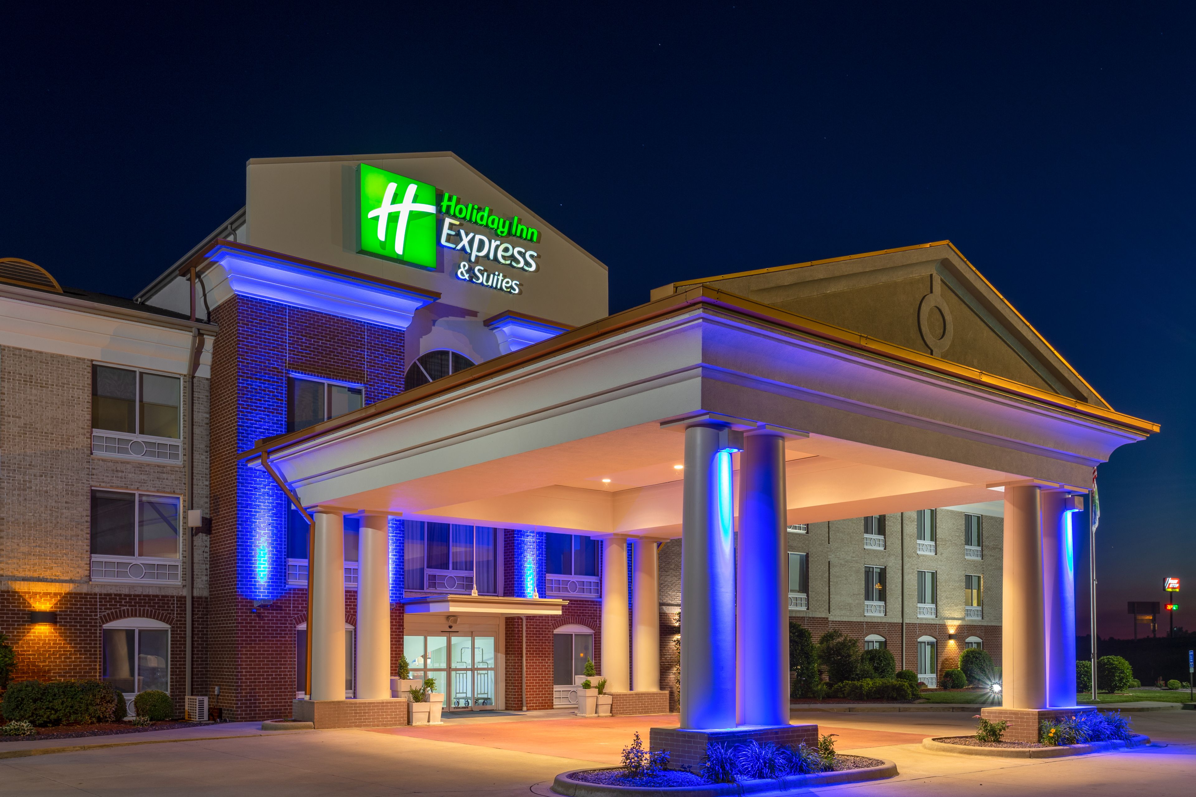 holiday-inn-express-and-suites-vandalia-5631423606-original.jpg