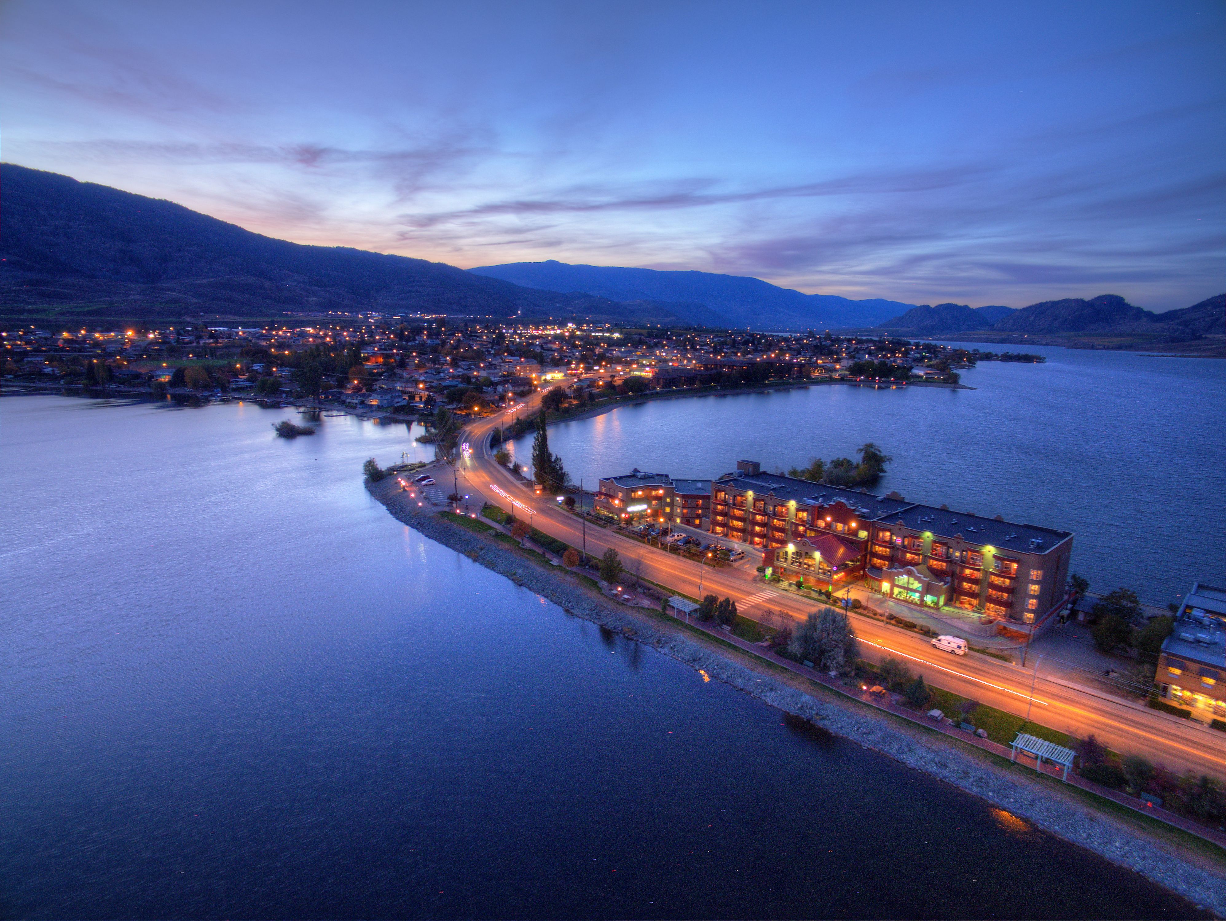 holiday-inn-hotel-and-suites-osoyoos-4347628203-original.jpg